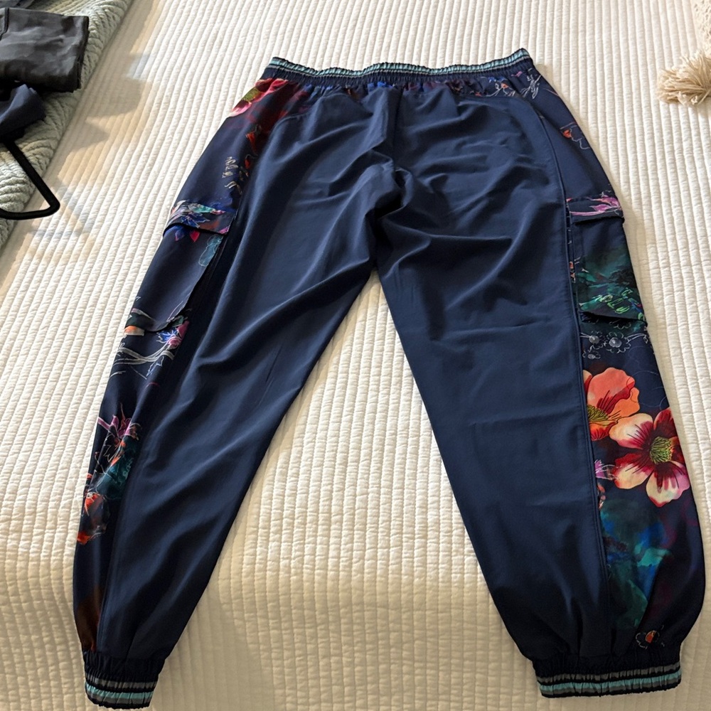 Johnny Was Navy and Floral trim nylon cargo pants. Size medium - Picture 4 of 4